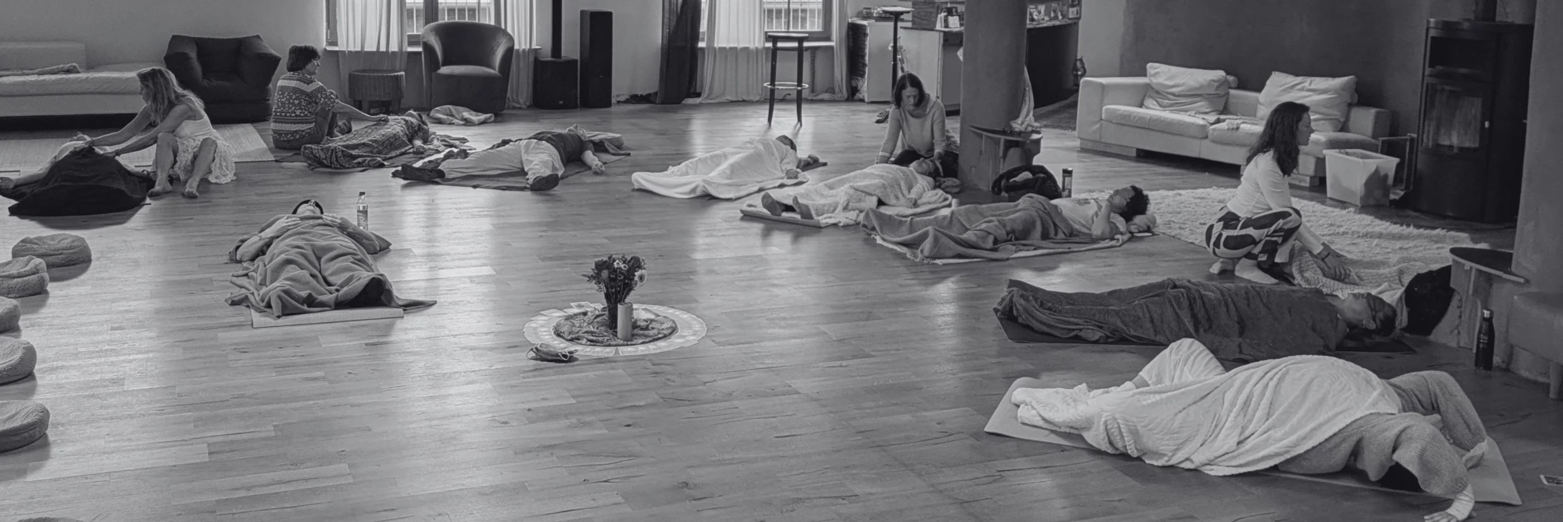 Inner Alignment Session mit Teilnehmenden auf Matten in einem gehaltenen Raum
